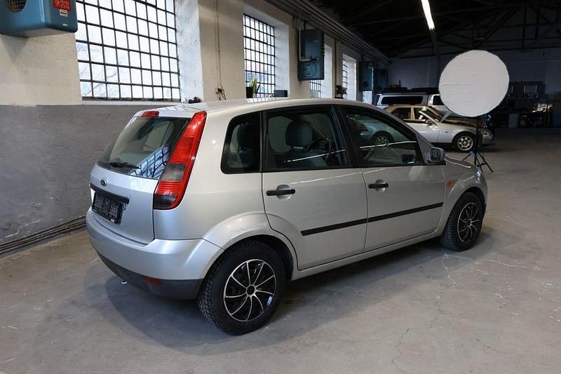 Gebraucht Ford Fiesta Ambiente 60 PS (44 kW) 2003 Silber Limousine