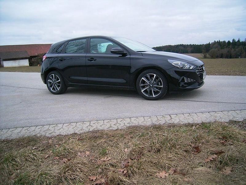 Gebraucht Hyundai i30 Trend 120 PS (88 kW) 2023 Schwarz Limousine