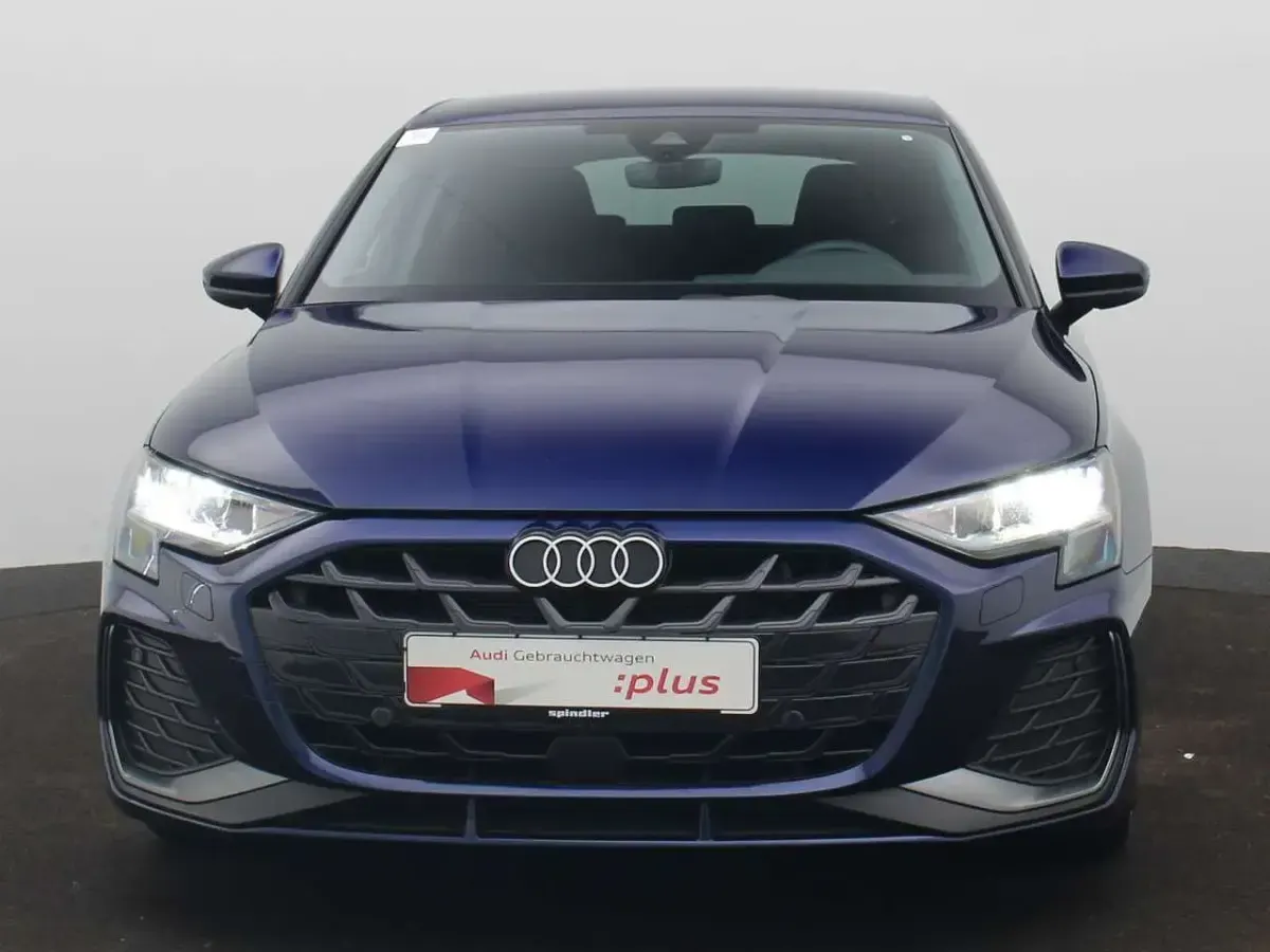 Usado Audi A3 S-Line 150 HP (110 kW) 2025 Azul Sedan