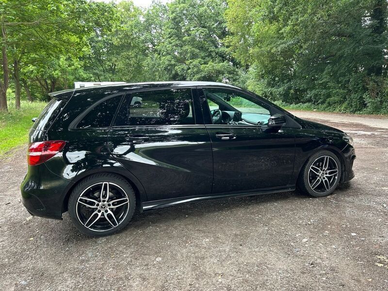 Schwarz Gebraucht 2018 Mercedes B200 Van / Kleinbus | 16.000 € (Fairer Preis) - Bild 1/4