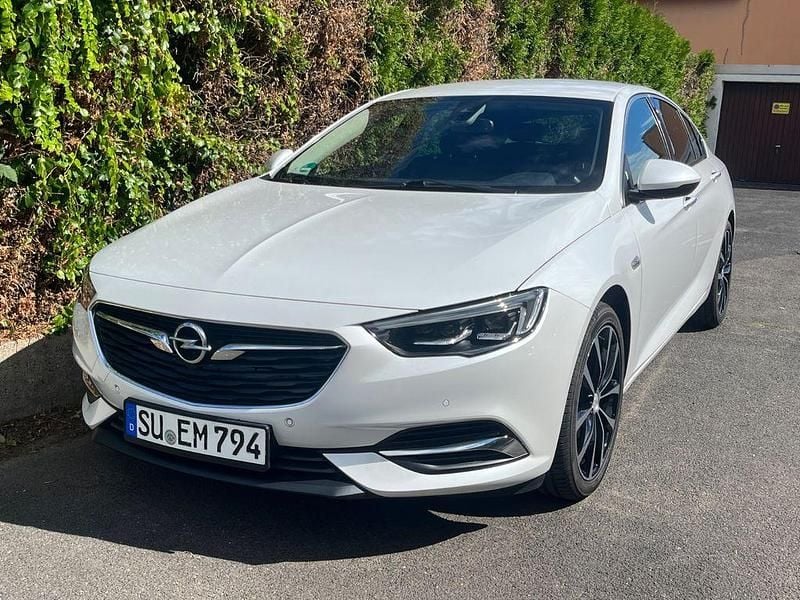 Weiß Gebraucht 2017 Opel Insignia Innovation Limousine | 14.400 € (Teuer) - Bild 1/4