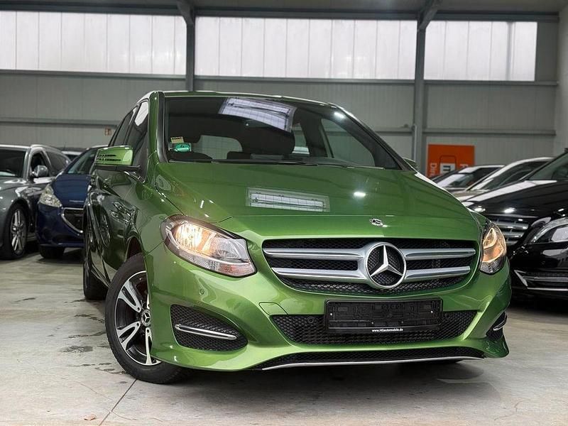 Grün Gebraucht 2018 Mercedes B180 Van / Kleinbus | 16.900 € (Guter Preis) - Bild 1/4