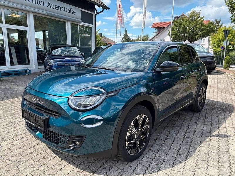 Neu Fiat 600E La Prima 114 kW (156 PS) 2025 Grün Limousine