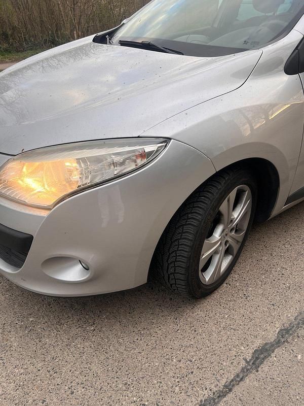 Gebraucht Renault Mégane 106 PS (77 kW) 2012 Grau Limousine