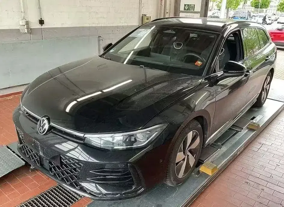 Gebraucht VW Passat R-line 193 PS (141 kW) 2025 Kombi