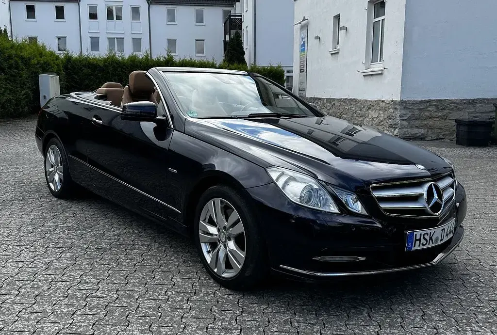 Gebraucht Mercedes E250 Avantgarde 204 PS (150 kW) 2011 Blau Cabrio