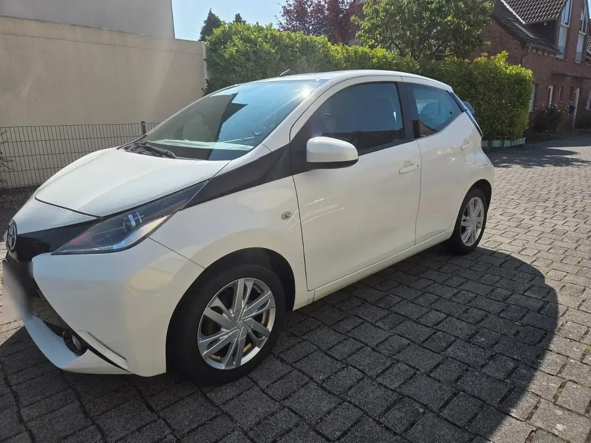Gebraucht Toyota Aygo X-play 69 PS (50 kW) 2017 Weiß Kleinwagen