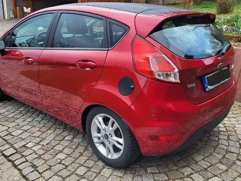 Gebraucht Ford Fiesta Trend 101 PS (74 kW) 2016 Rot Kleinwagen