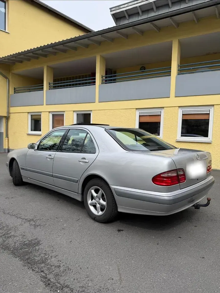 Gebraucht Mercedes E200 Classic 163 PS (119 kW) 2001 Silber Limousine