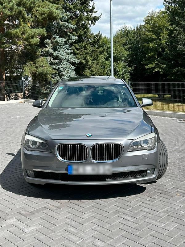 Grau Gebraucht 2010 BMW 730 Limousine | 7.900 € (Teuer) - Bild 1/4