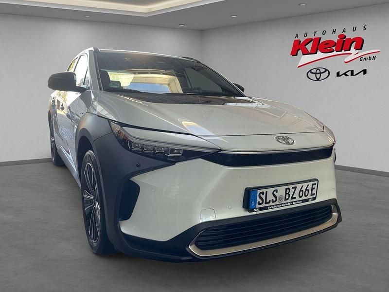 Platinumweiß perleffekt Gebraucht 2025 Toyota bZ4X Lounge SUV | 39.977 € (Fairer Preis) - Bild 1/4