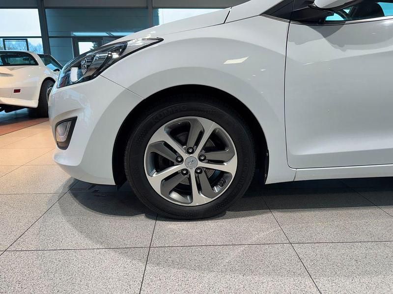 Gebraucht Hyundai i30 GO! 101 PS (74 kW) 2016 Weiß Limousine
