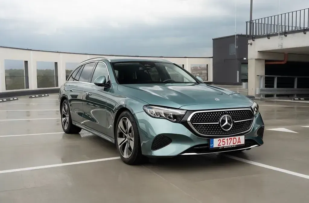 Gebraucht Mercedes E300 197 PS (144 kW) 2024 Grün Limousine