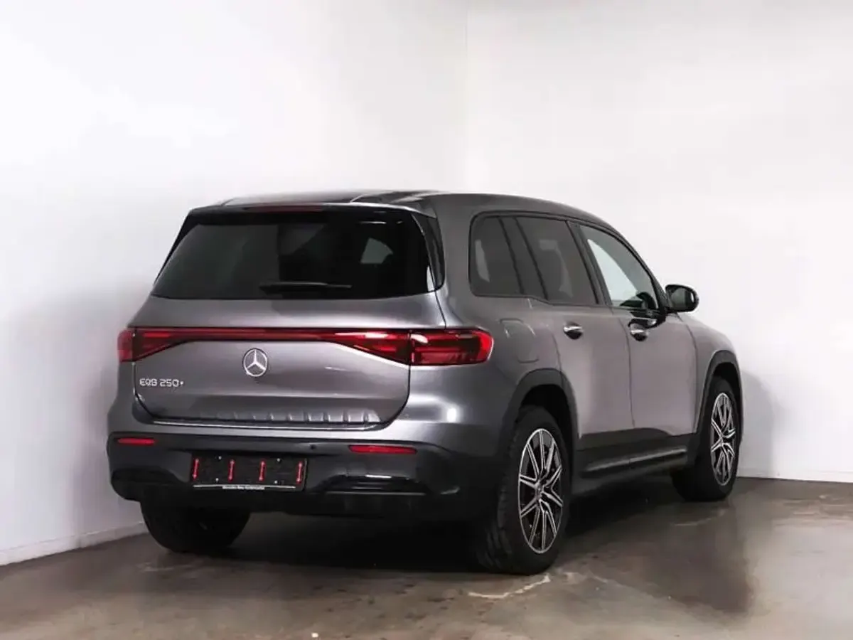 Gebraucht Mercedes EQB250 139 kW (190 PS) 2025 Mountaingrau  met. SUV