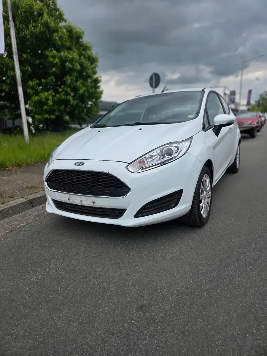 Gebraucht Ford Fiesta 75 PS (55 kW) 2016 Weiß Kleinwagen