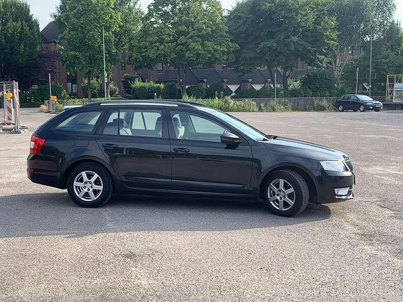 Schwarz Gebraucht 2013 Skoda Octavia Ambition Kombi | 7.299 € (Fairer Preis) - Bild 1/4