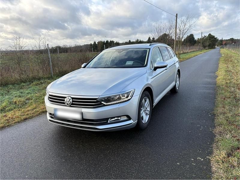Silber Gebraucht 2019 VW Passat Kombi | 16.600 € (Fairer Preis) - Bild 1/4