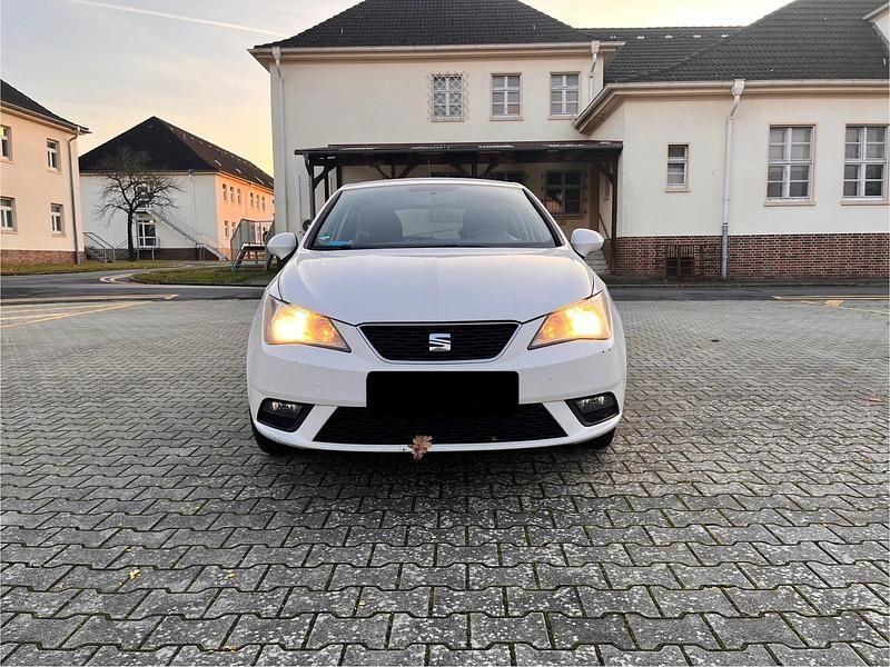 Weiß Gebraucht 2014 Seat Ibiza Kleinwagen | 4.990 € (Fairer Preis) - Bild 1/4