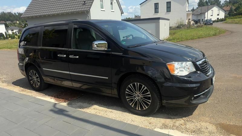 Schwarz Gebraucht 2015 Lancia Voyager S Van / Kleinbus | 10.000 € (Guter Preis) - Bild 1/4