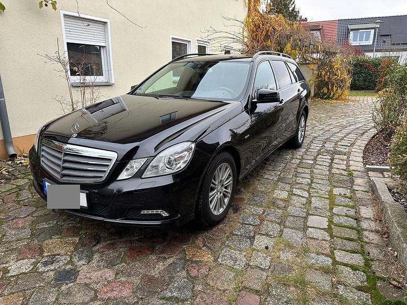 Schwarz Gebraucht 2010 Mercedes E200 Kombi | 3.800 € - Bild 1/4