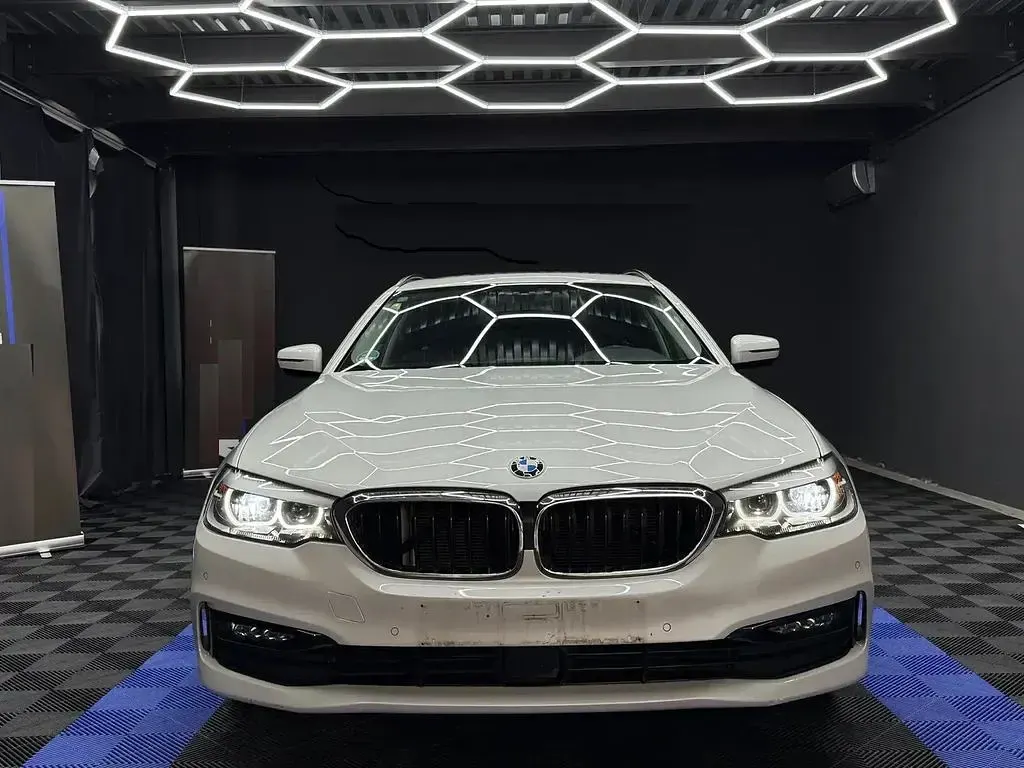 Gebraucht BMW 520 Sport Line 190 PS (139 kW) 2018 Weiß Limousine