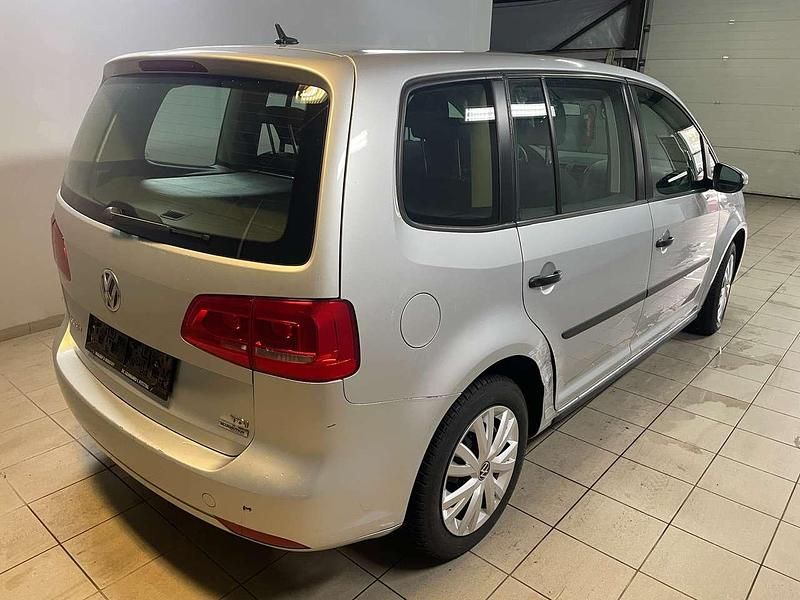 Gebraucht VW Touran Trendline 105 PS (77 kW) 2013 Reflexsilber metallic Van / Kleinbus