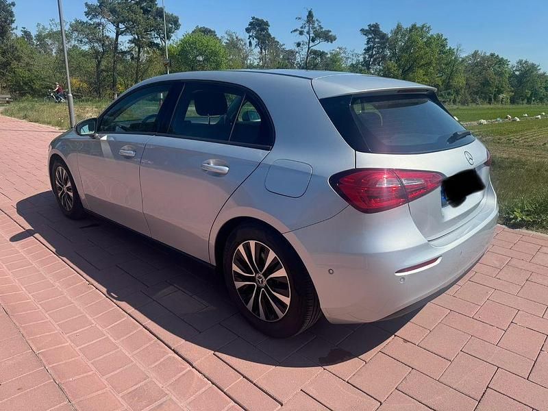 Silber Gebraucht 2020 Mercedes A180 Limousine | 15.500 € (Superpreis) - Bild 1/4