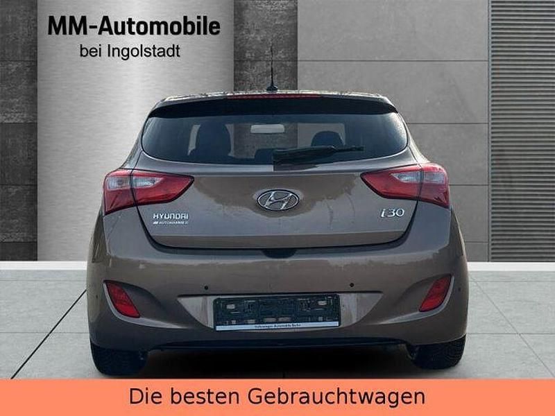 Gebraucht Hyundai i30 Style 135 PS (99 kW) 2014 Satin amber Limousine