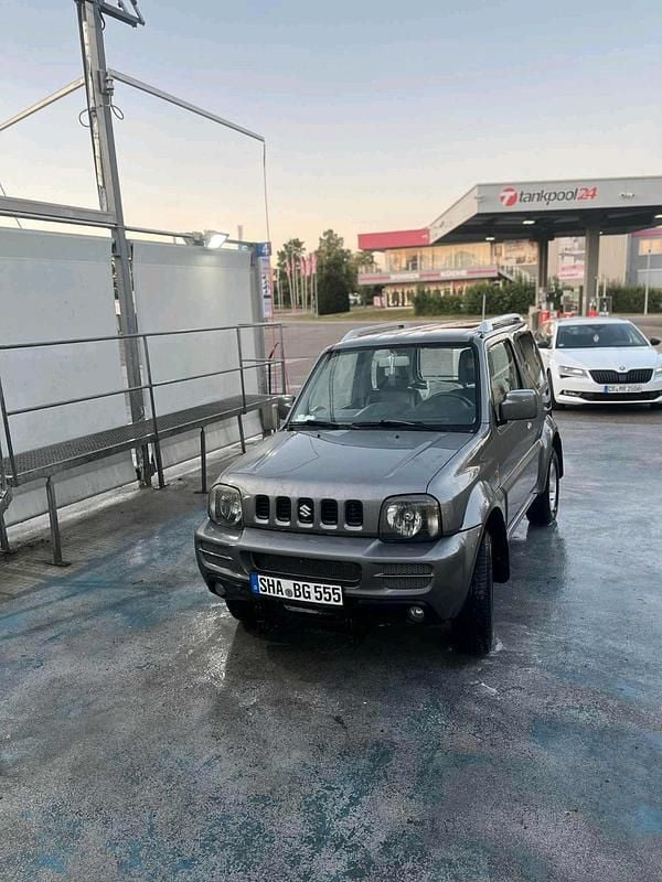 Grau Gebraucht 2025 Suzuki Jimny SUV | 15.999 € - Bild 1/4