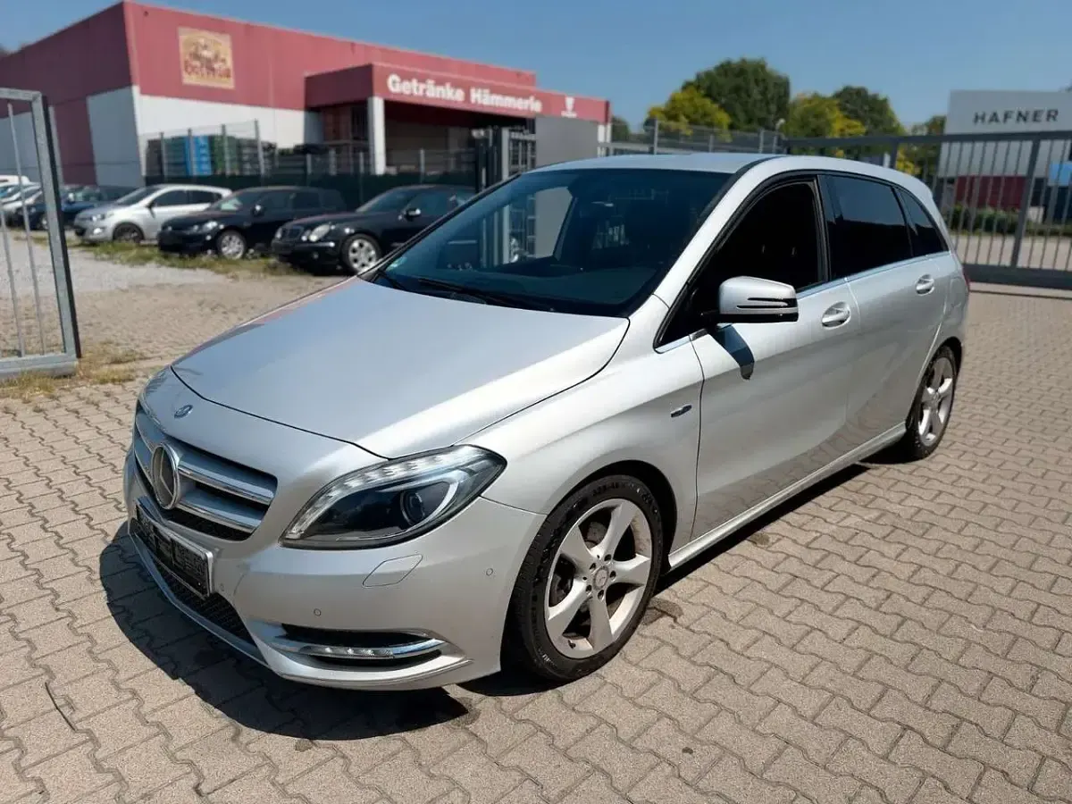Gebraucht Mercedes B200 AMG Edition 1 136 PS (100 kW) 2012 Polarsilber  metalliclack Kleinwagen