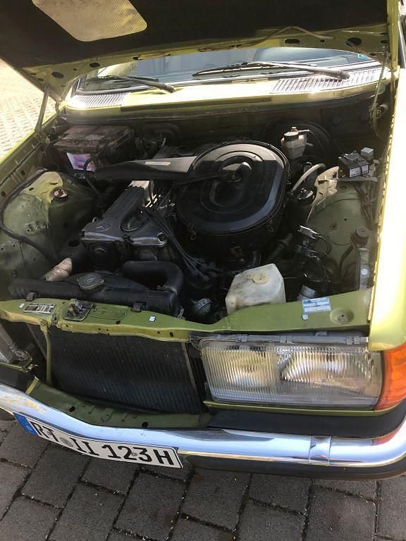 Gebraucht Mercedes E280 177 PS (130 kW) 1976 Grün Limousine