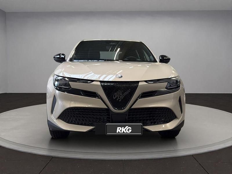 Uusi Alfa Romeo Junior Tech Edition 114 kW (156 HP) 2026 Peessi Katumaasturi