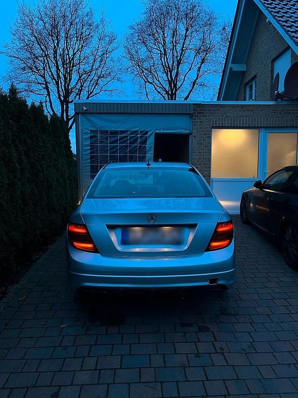 Grau Gebraucht 2009 Mercedes C200 Limousine | 6.600 € (Fairer Preis) - Bild 1/4