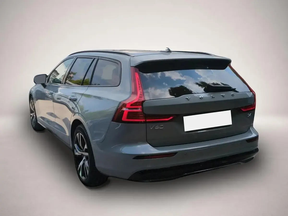 Gebraucht Volvo V60 Plus 197 PS (144 kW) 2024 Manufacturer Kombi