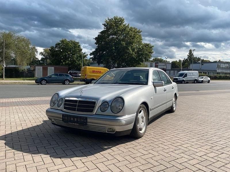Gebraucht Mercedes E320 Elegance 224 PS (164 kW) 1997 Silber Limousine