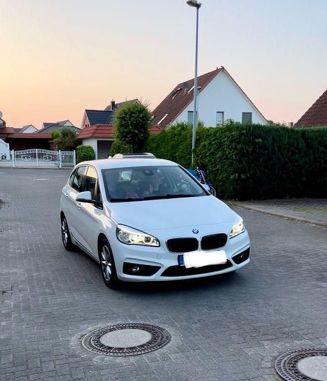 Weiß Gebraucht 2016 BMW 218 Active Tourer Sport Line Van / Kleinbus | 9.100 € (Superpreis) - Bild 1/4