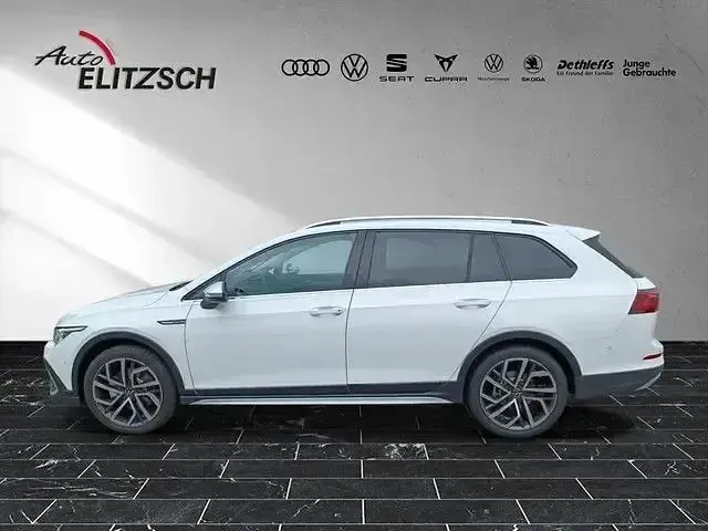 Używany VW Golf Alltrack 200 KM (147 kW) 2023 Biały Kombi