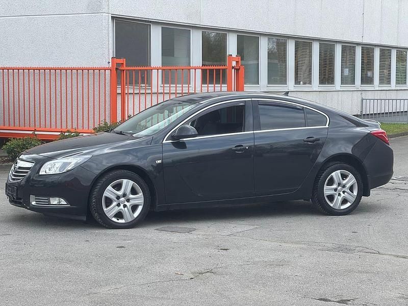 Gebraucht Opel Insignia Edition 131 PS (96 kW) 2010 Schwarz Limousine