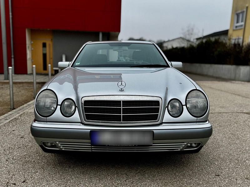 Gebraucht Mercedes E230 Elegance 150 PS (110 kW) 1996 Silber Limousine