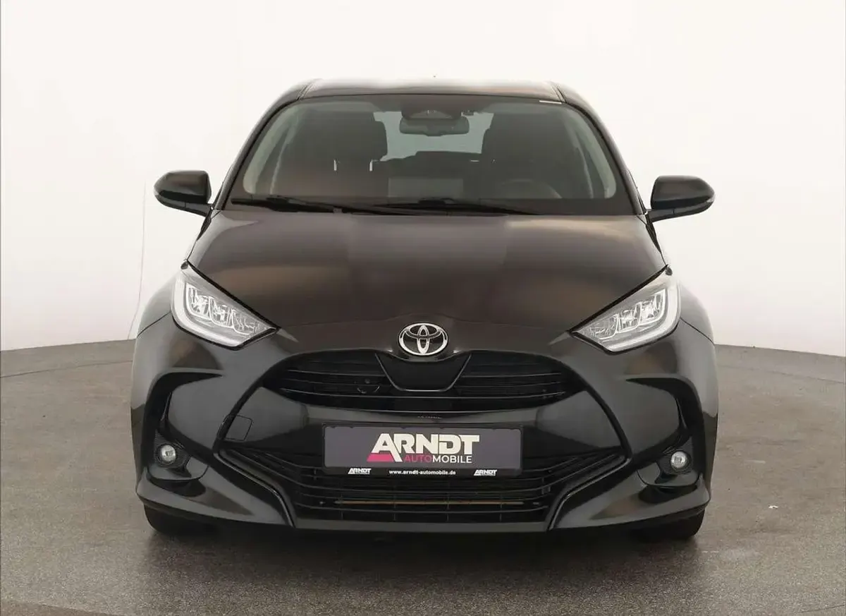 Gebraucht Toyota Yaris Hybrid 116 PS (85 kW) 2025 Mysticschwarz Limousine