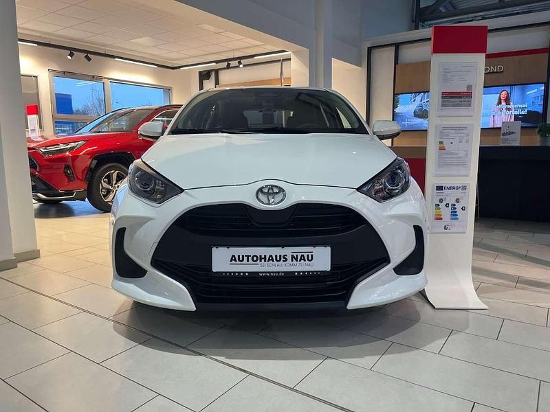 Neu Toyota Yaris Hybrid 116 PS (85 kW) 2025 Super white 2 Limousine