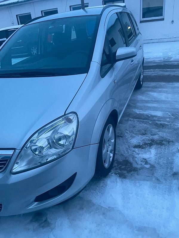 Gebraucht Opel Zafira 116 PS (85 kW) 2008 Silber Van / Kleinbus