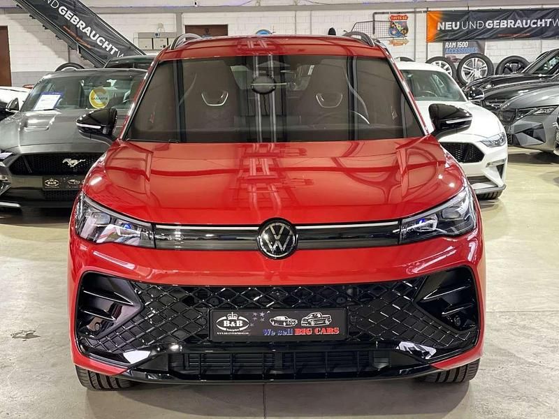 Gebraucht VW Tiguan R-line 193 PS (141 kW) 2024 Persimmon red metallic SUV