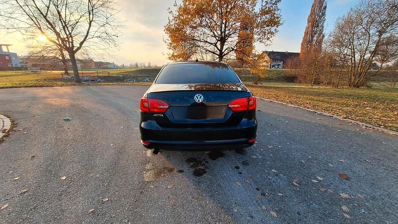 Gebraucht VW Jetta Trendline 105 PS (77 kW) 2012 Schwarz Limousine