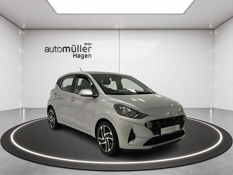 Sleek silver / met Gebraucht 2021 Hyundai i10 Trend Kleinwagen | 10.990 € (Fairer Preis) - Bild 1/4