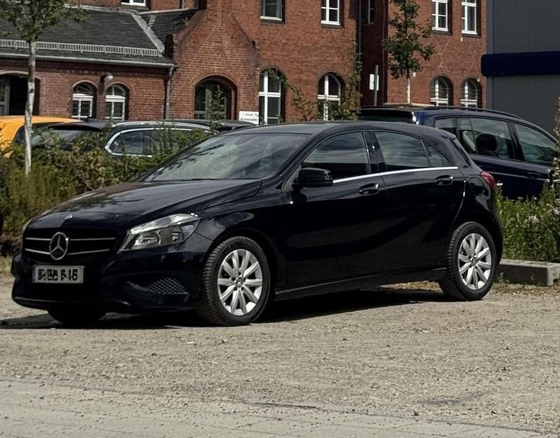 Gebraucht Mercedes A180 122 PS (89 kW) 2013 Schwarz Kleinwagen