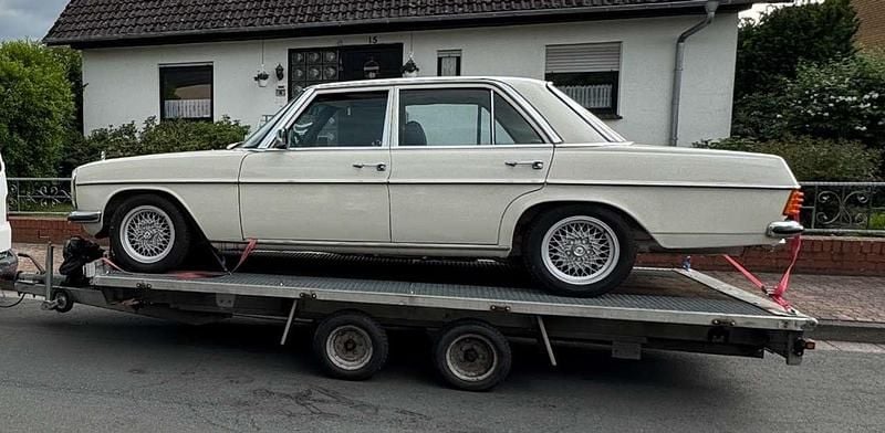 Beige Gebraucht 1974 Mercedes W114 Limousine | 9.999 € - Bild 1/4
