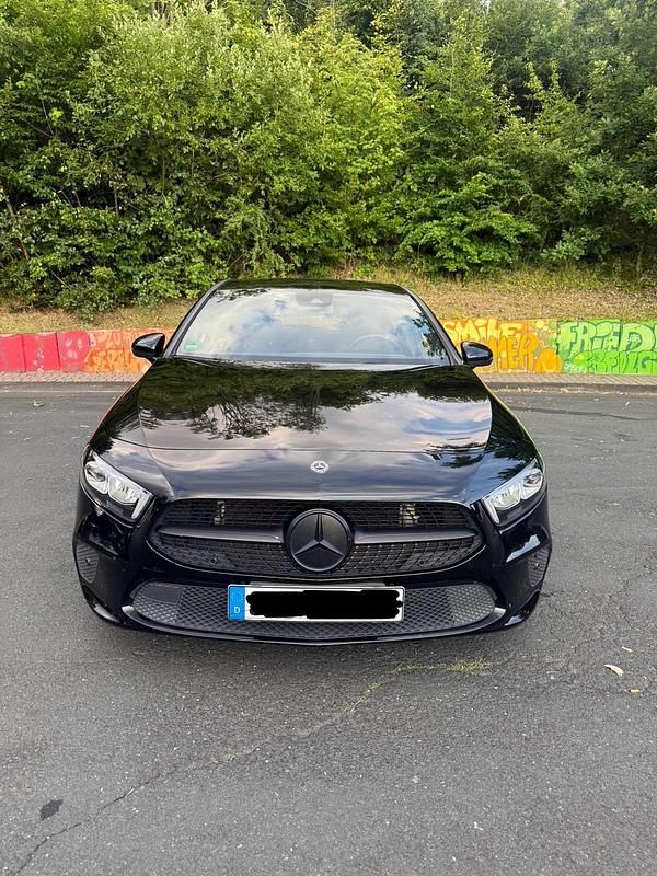 Schwarz Gebraucht 2018 Mercedes A250 Limousine | 28.000 € - Bild 1/4