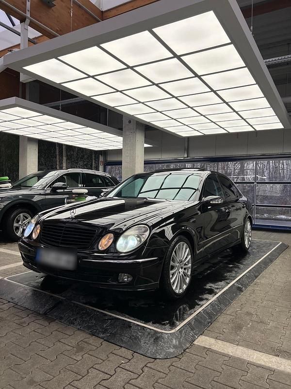Schwarz Gebraucht 2004 Mercedes E320 Limousine | 7.250 € (Etwas zu teuer) - Bild 1/4