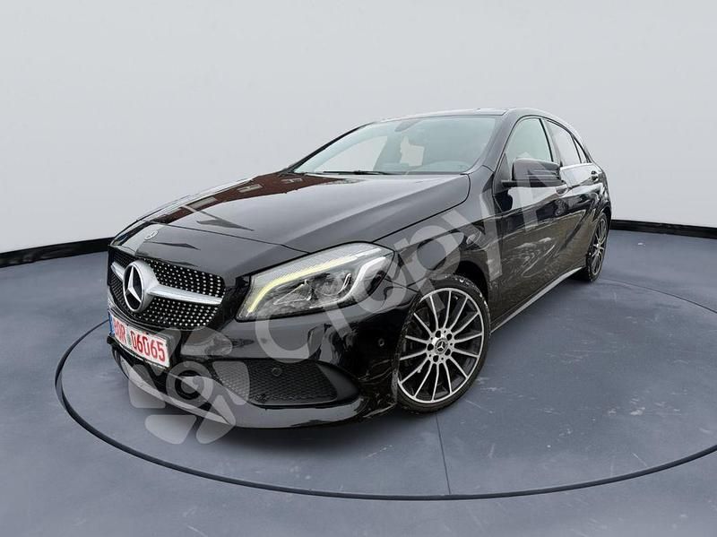 Schwarz Gebraucht 2017 Mercedes A180 Limousine | 8.999 € (Guter Preis) - Bild 1/4